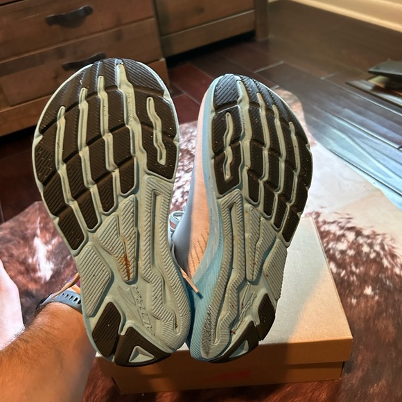 Men’s size 8 ALTRAFWD Experience running shoes. - Picture 3 of 8